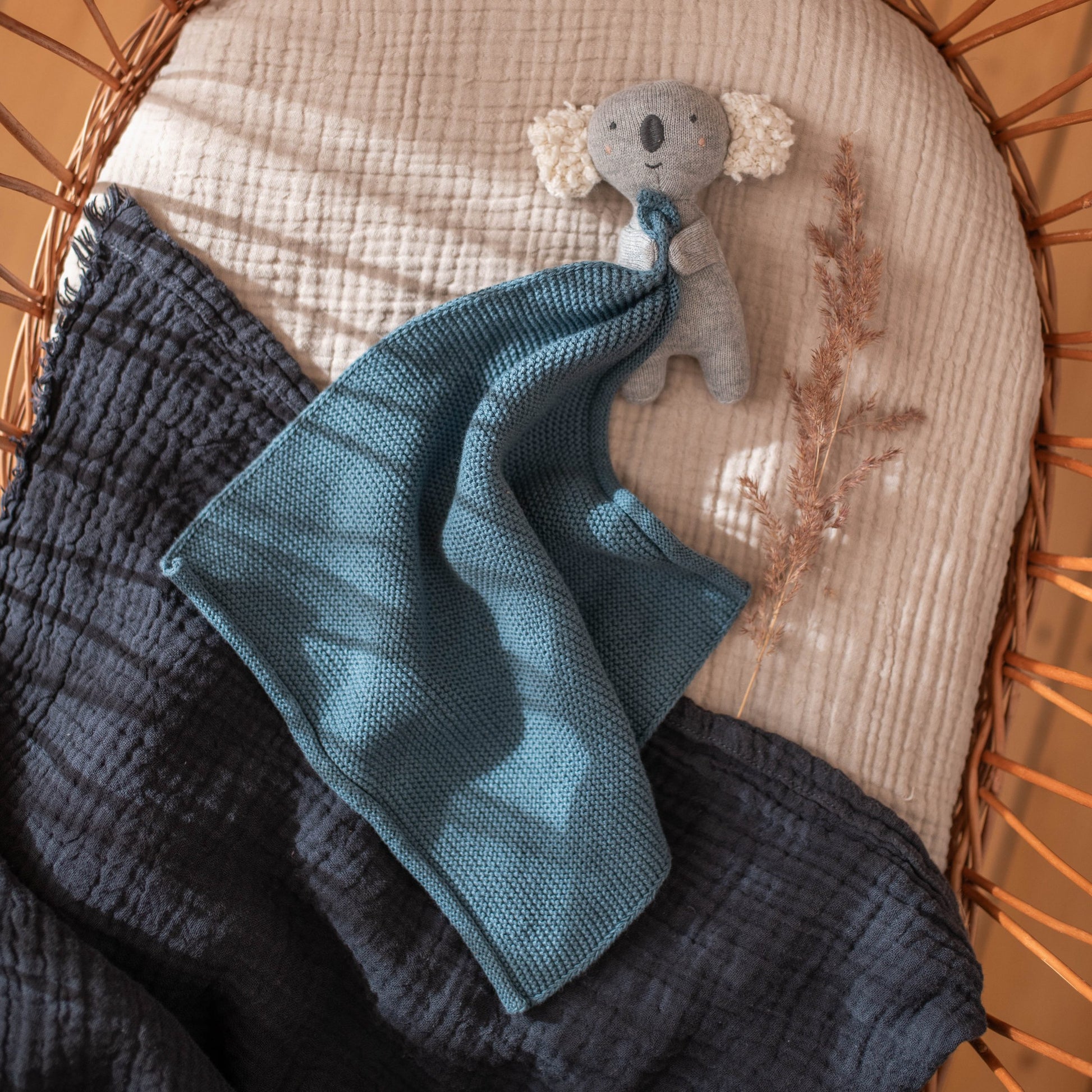 Kuscheltuch mit Koala  blau aus Bio Baumwolle von Ava&Yves – zu kaufen im Kinderladen Bärechind Winterthur Zürich Schweiz.