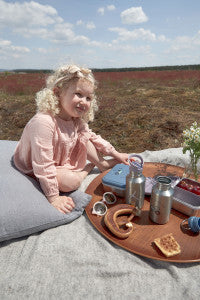 Kind beim Picknick mit der Lässig Edelstahl Znünibox Adventure Traktor