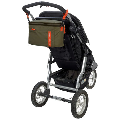 Lässig Insulated Buggy Shopper in Olive, befestigt am Kinderwagen für unterwegs.
