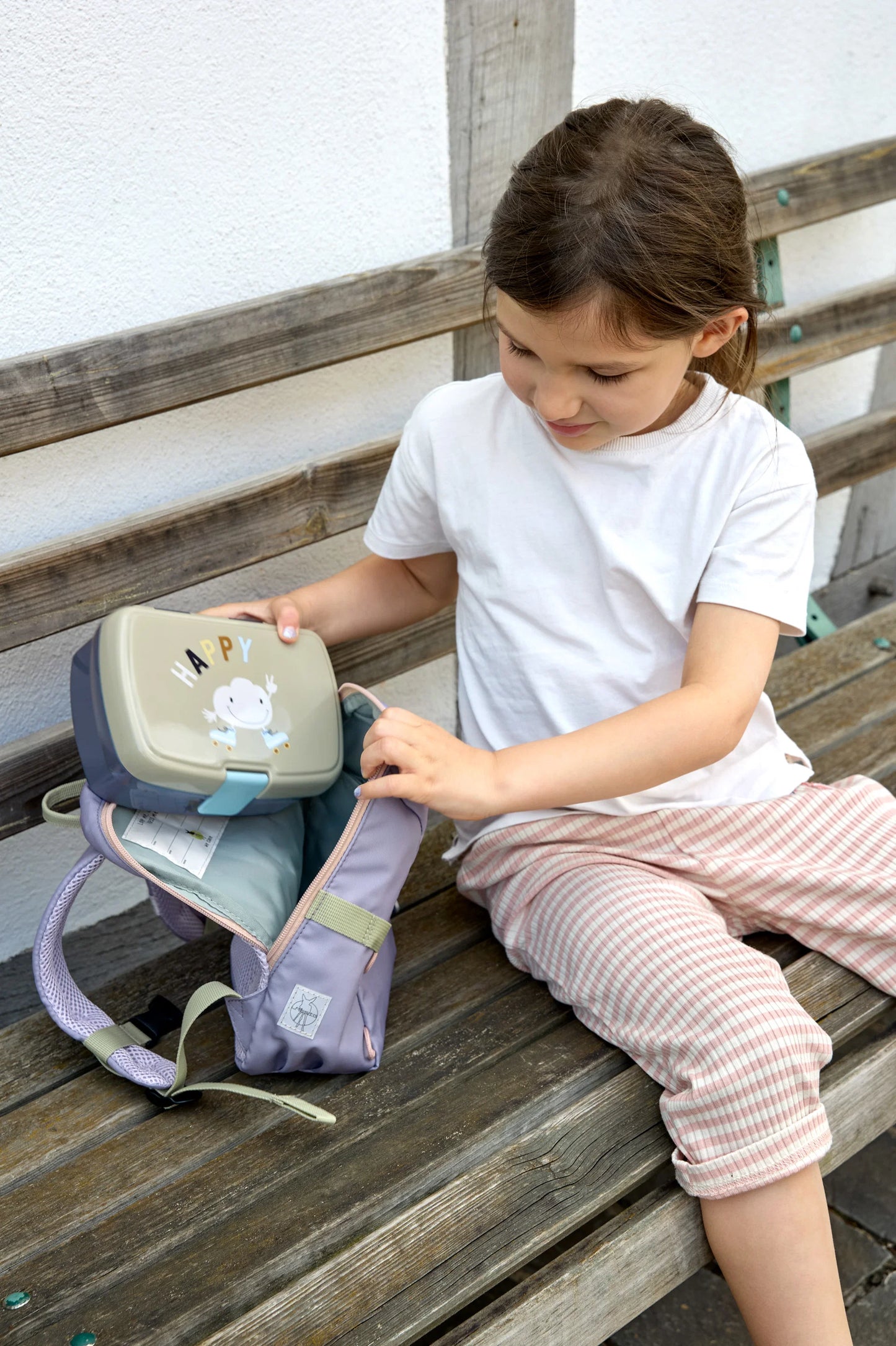 Kind mit LÄSSIG Kindergartenrucksack Rainbow Pastel Lilac bei Bärechind Winterthur Zürich Schweiz