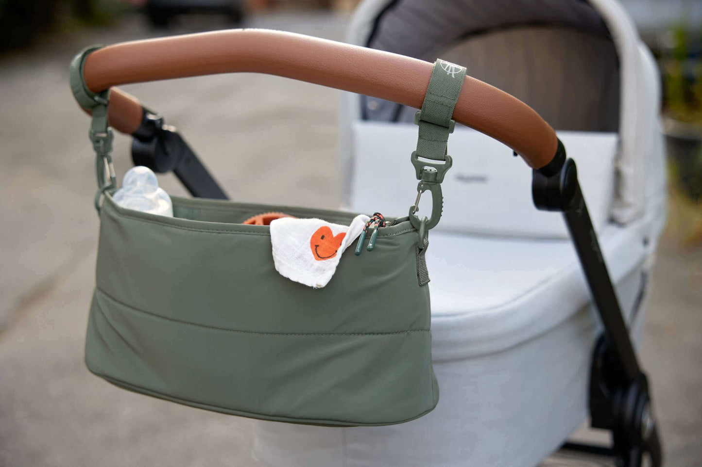 Detailansicht des Lässig Kinderwagen Organizers in Olivgrün