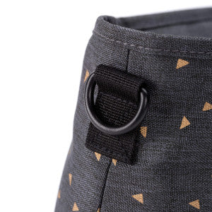 Geöffneter Lässig Kinderwagen Organizer Triangle Dark Grey mit Hauptfach