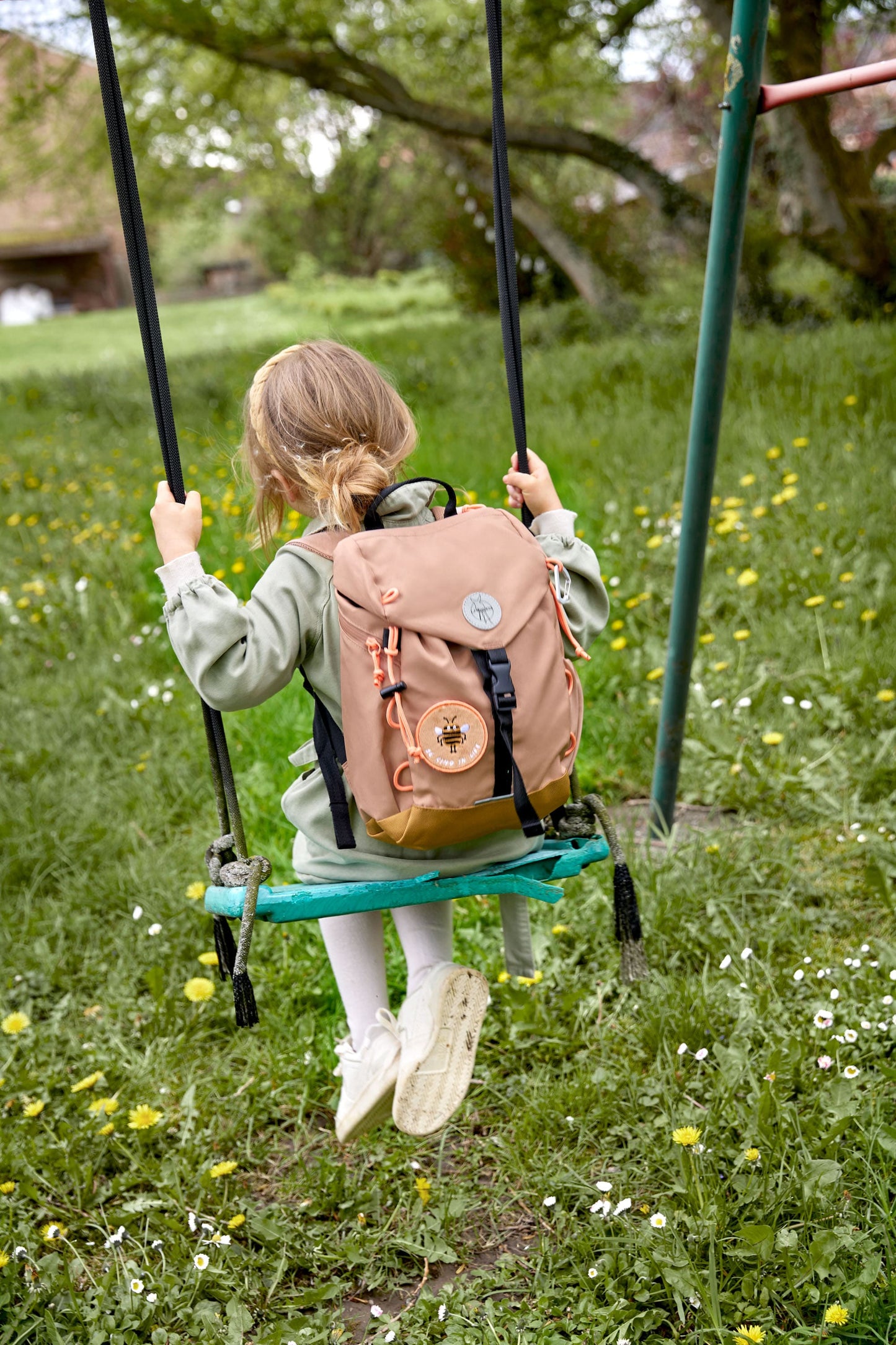 Kind trägt Lässig Wanderrucksack 9L in Haselnuss – nachhaltiger Begleiter für Waldkindergarten und Naturtage in Winterthur