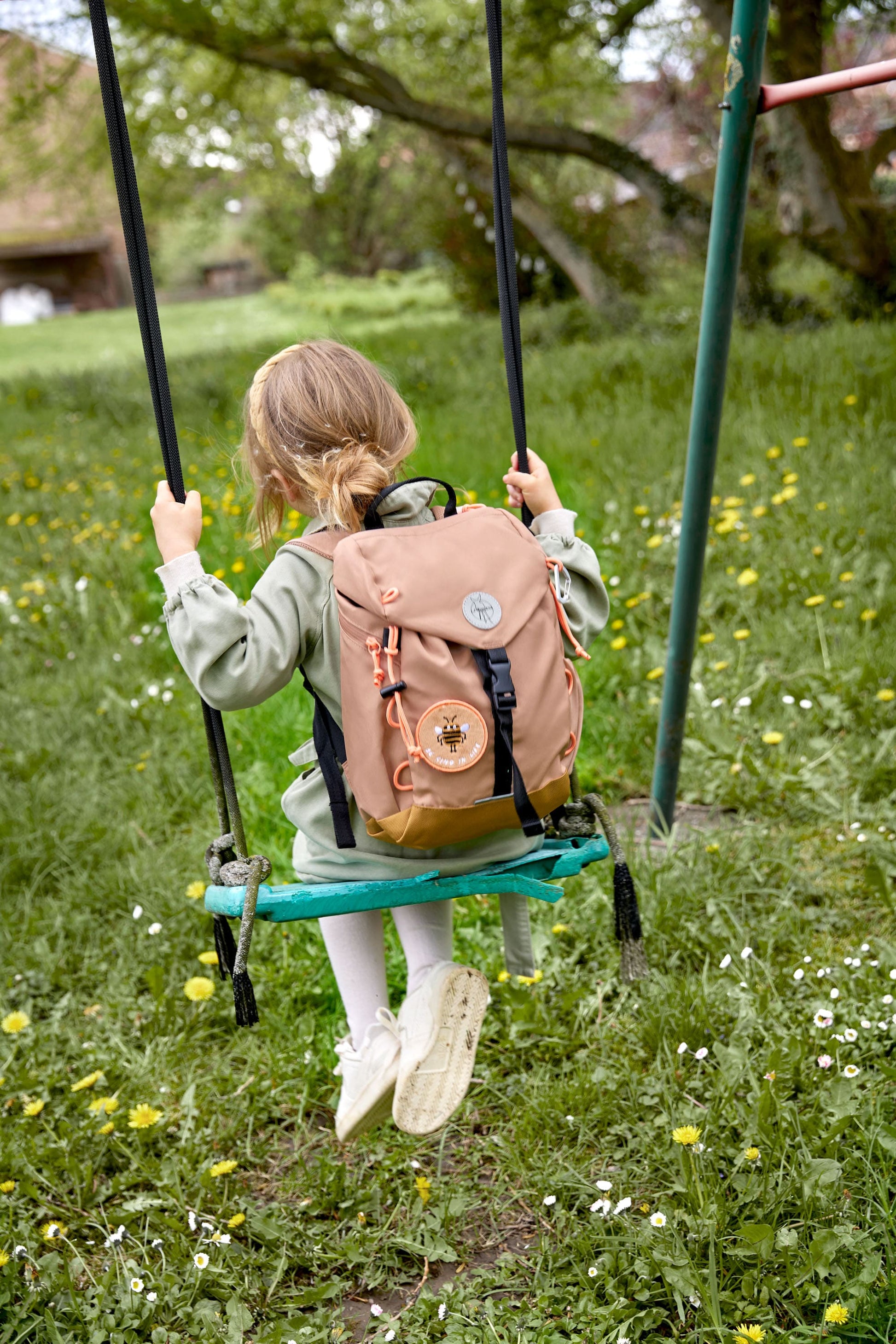 Kind trägt Lässig Wanderrucksack 9L in Haselnuss – nachhaltiger Begleiter für Waldkindergarten und Naturtage in Winterthur