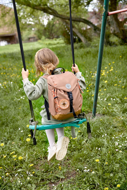 Kind trägt Lässig Wanderrucksack 9L in Haselnuss – nachhaltiger Begleiter für Waldkindergarten und Naturtage in Winterthur