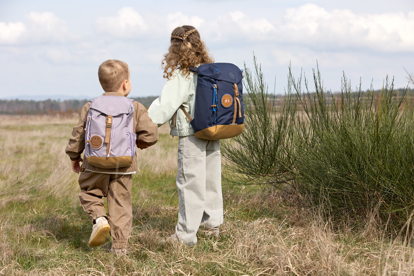 Kinder mit dem Lässig Wanderrucksack Little Gang in Blau beim Outdoor Abenteuer, robust und ideal für Waldtage, im Bärechind Winterthur.