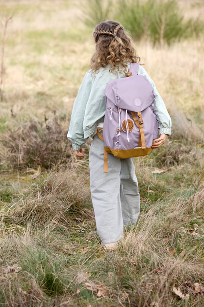 Kind mit Lässig Rucksack Little Gang in Lilac unterwegs – ideal für Waldkindergarten, Ausflüge und Naturerlebnisse in Winterthur