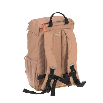 Lässig Kinderrucksack Little Gang in Haselnuss – Seitenansicht mit Details, nachhaltig und durchdacht für Alltag und Ausflüge