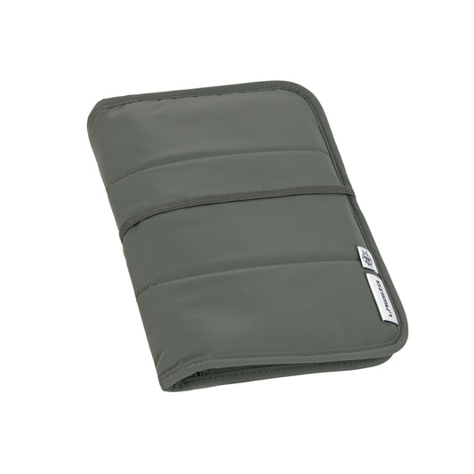 Kompakte Windeltasche in Olive von Lässig mit integriertem Wickelunterlage – ideal für unterwegs. Erhältlich in Winterthur, Zürich & online.