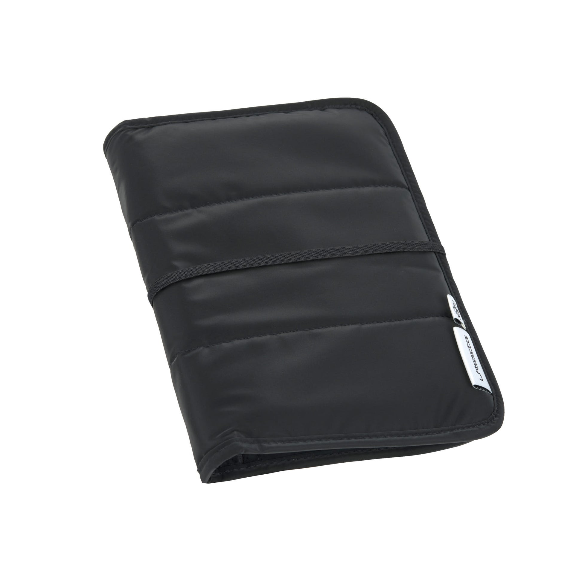 Kompakte schwarze Windeltasche von Lässig mit integrierter Wickelunterlage – ideal für unterwegs. Erhältlich in Winterthur, Zürich & online.