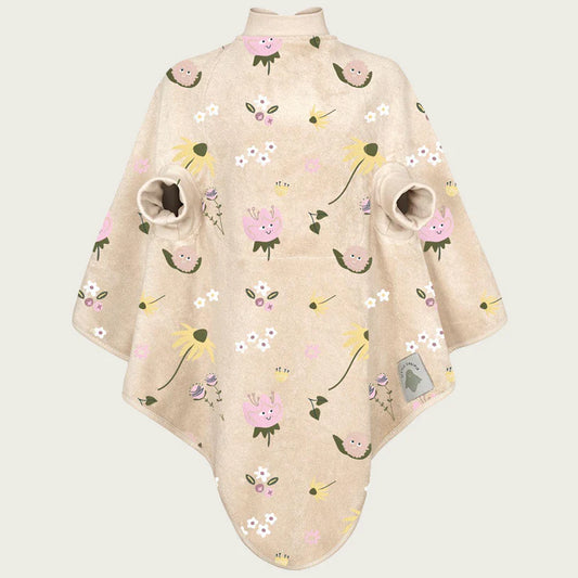 Wasserdichtes Lätzchen mit Ärmeln im Wildflower-Design von Little Casimir, flach ausgelegt auf hellem Hintergrund