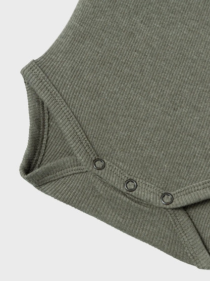 Nahaufnahme der Druckknöpfe am Body in Dusty Olive von name it – praktische Öffnung für Wickeln