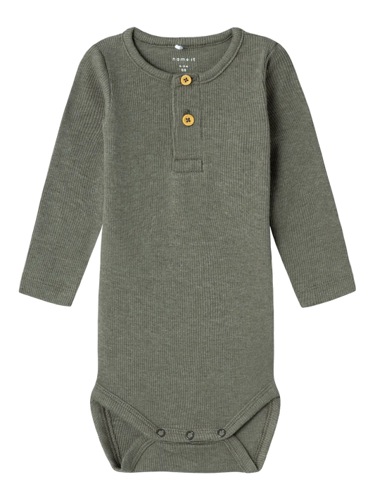 Langarm Babybody in Dusty Olive von name it – frontal fotografiert mit Holzknöpfen, erhältlich im Bärechind
