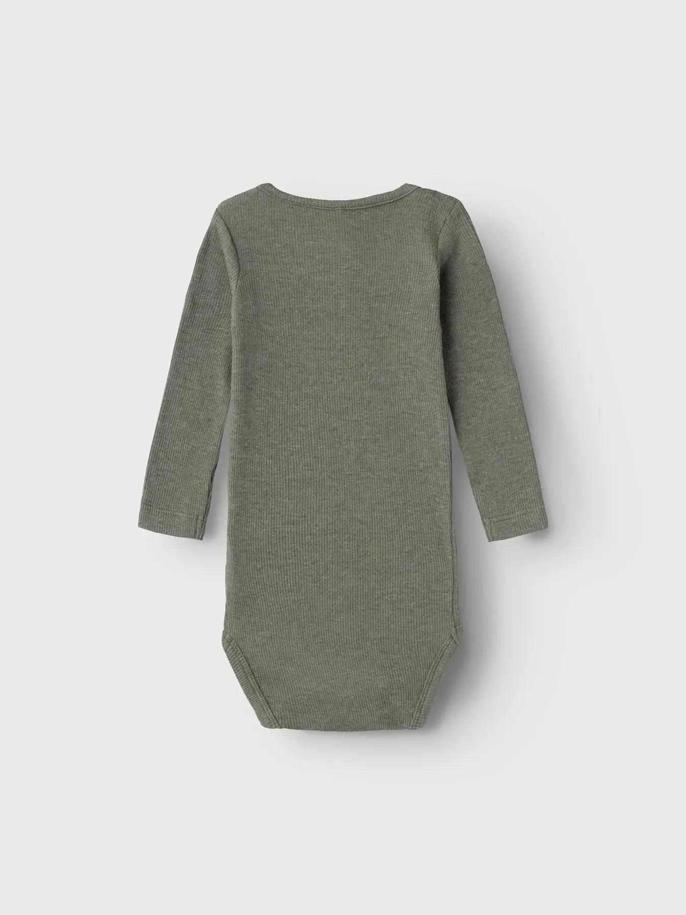 Rückansicht vom Langarm Body in Dusty Olive von name it – schlicht & bequem