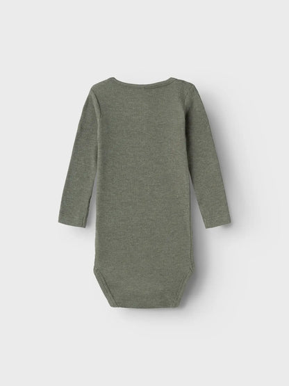 Rückansicht vom Langarm Body in Dusty Olive von name it – schlicht & bequem