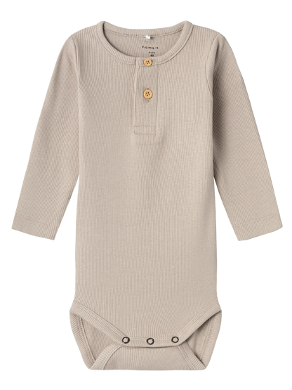 Langarm Body in Pure Cashmere von name it – frontal fotografiert, erhältlich im Bärechind in Winterthur