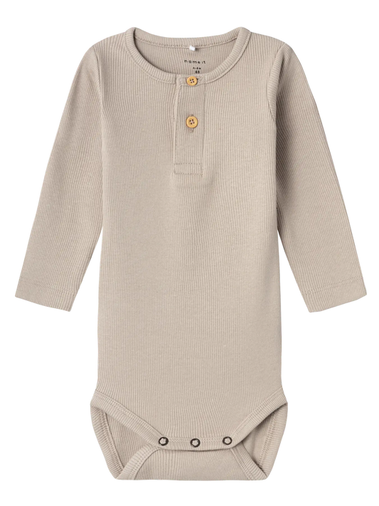 Langarm Body in Pure Cashmere von name it – frontal fotografiert, erhältlich im Bärechind in Winterthur
