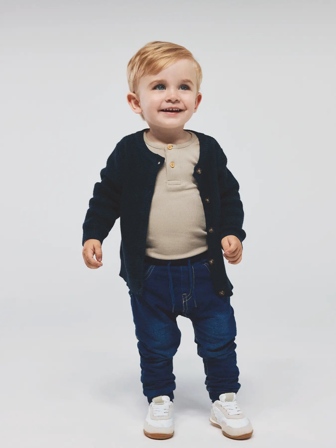 Kleinkind trägt den Langarm Body in Pure Cashmere von name it – alltagstauglich & stilvoll
