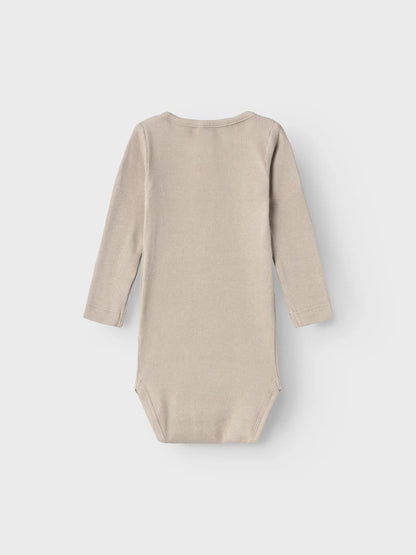 Rückansicht des Langarm Babybodys in Pure Cashmere von name it