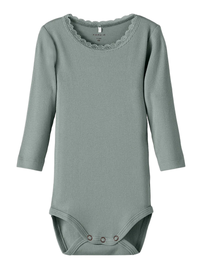 Langarm Babybody in Slate Grey von name it – frontal fotografiert, erhältlich im Bärechind Winterthur
