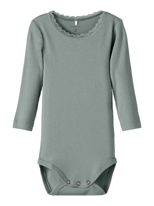 Langarm Babybody in Slate Grey von name it – frontal fotografiert, erhältlich im Bärechind Winterthur