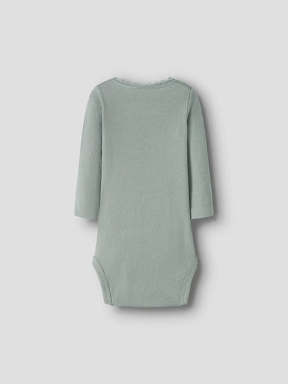 Rückansicht vom Langarm Body in Slate Grey – schlicht und weich, von name it