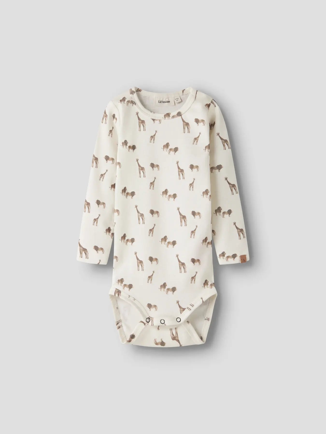 Cremefarbener Langarmbody mit Giraffen- und Löwen-Print für Babys von Lil’ Atelier im Bärechind Winterthur Zürich Schweiz