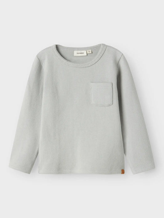 LIL'ATELIER Langarmshirt mit Tasche aus gebürsteter Baumwolle in Hellgrau – zu kaufen bei Bärechind in Winterthur, Zürich, Schweiz.