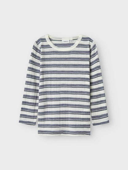 Langarmshirt für Kinder aus 100% Wolle mit blauen Streifen, flachliegend fotografiert.