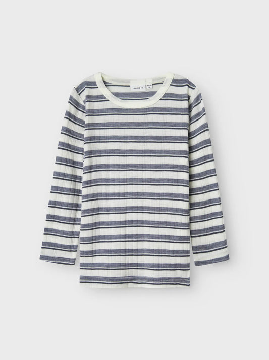Langarmshirt für Kinder aus 100% Wolle mit blauen Streifen, flachliegend fotografiert.