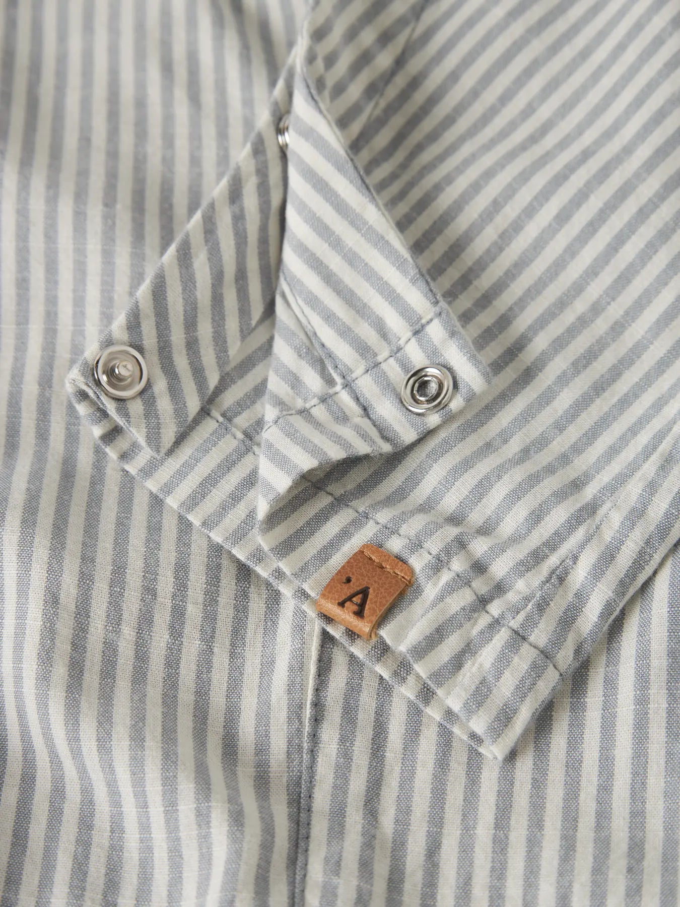 Detailansicht gewebter Stoff mit Streifen bei Baby Latzhose von Lil’ Atelier im Bärechind Winterthur Zürich Schweiz