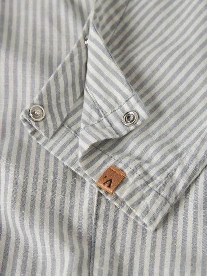 Detailansicht gewebter Stoff mit Streifen bei Baby Latzhose von Lil’ Atelier im Bärechind Winterthur Zürich Schweiz