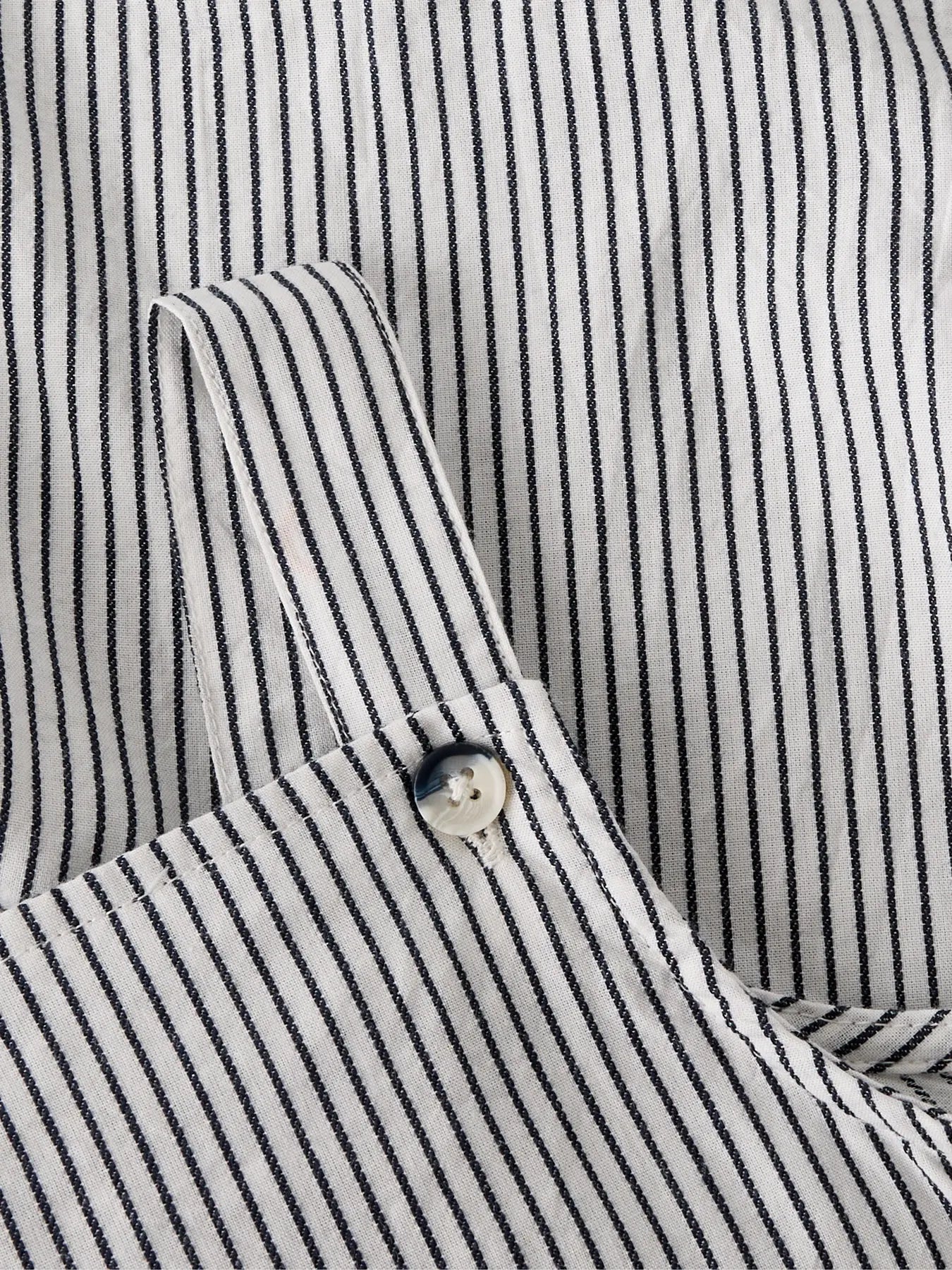 Detail verstellbarer Träger von gestreiften Latzshorts aus Baumwolle zu kaufen im Bärechind Winterthur Zürich Schweiz.