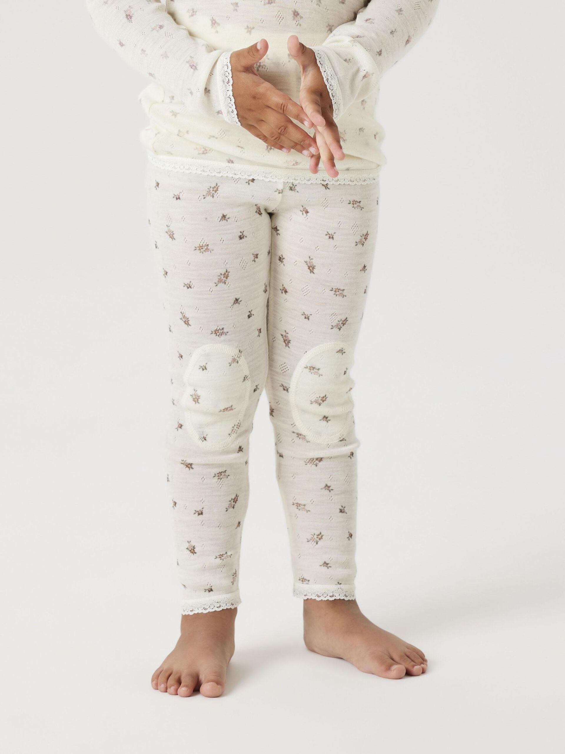 Seitliche Ansicht der Wollleggings mit Blumenmuster am getragenen Kind