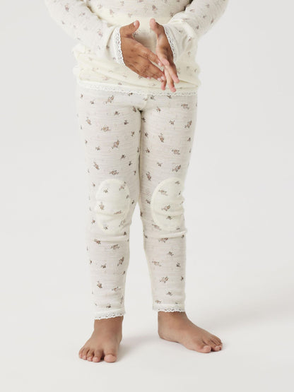 Seitliche Ansicht der Wollleggings mit Blumenmuster am getragenen Kind