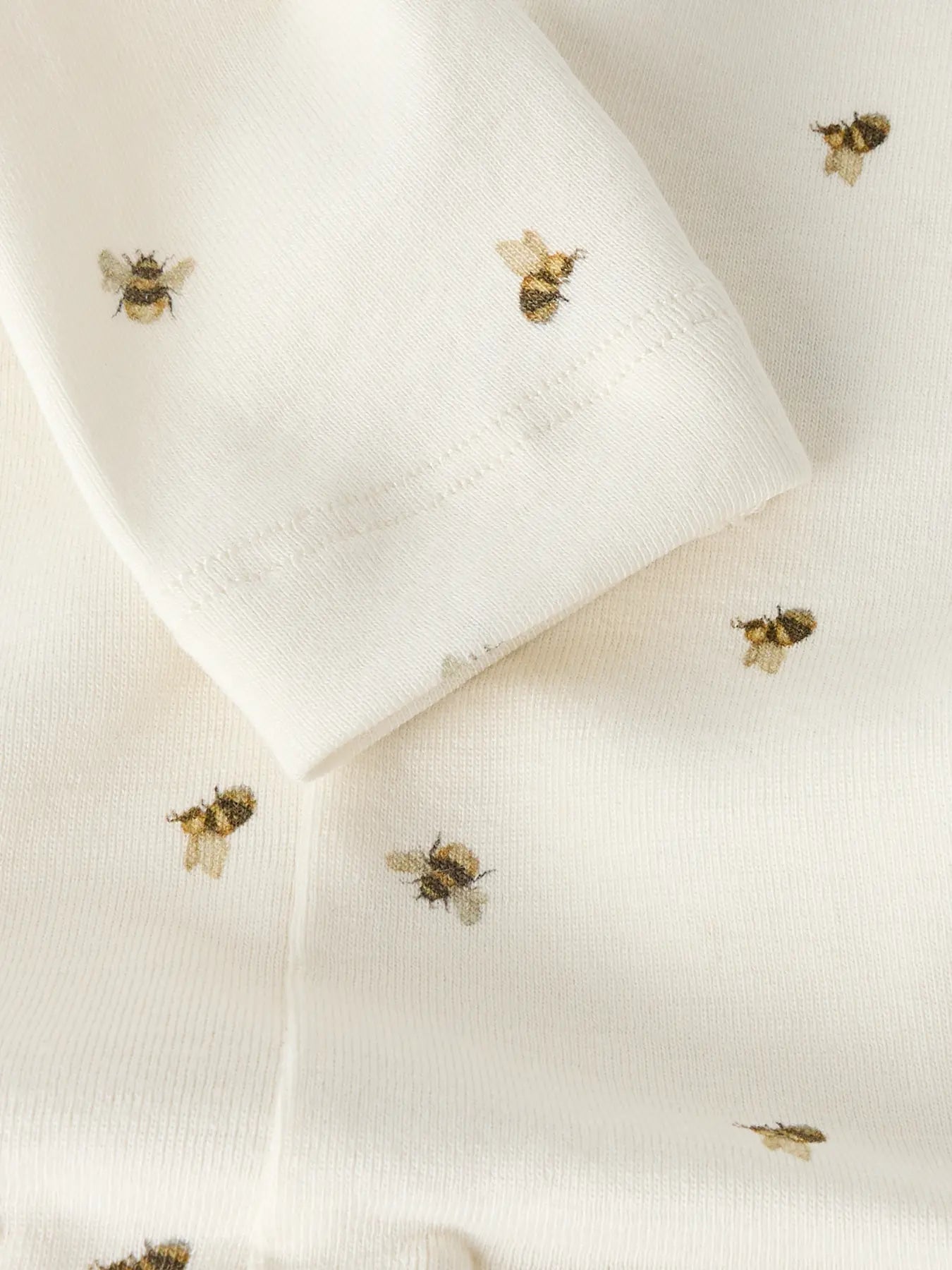 Detailansicht Bienen-Print auf weicher Baby-Leggings von Lil’ Atelier im Bärechind Winterthur Zürich Schweiz