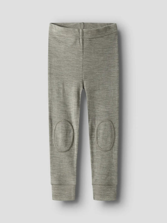 Grün melierte Kinderleggings mit Rippstruktur und Kniepatches, Vorderansicht.