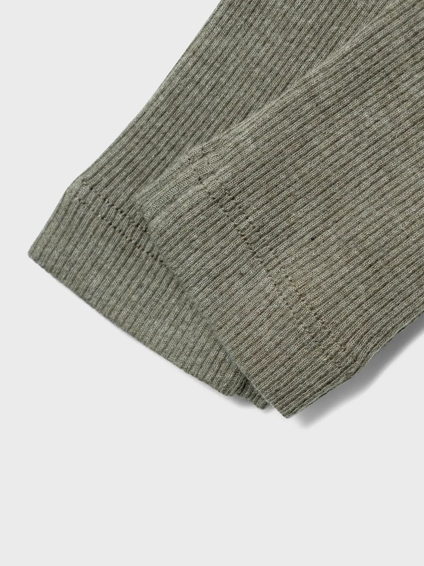Nahaufnahme der Rippenstruktur und des elastischen Bundes der Leggings von name it