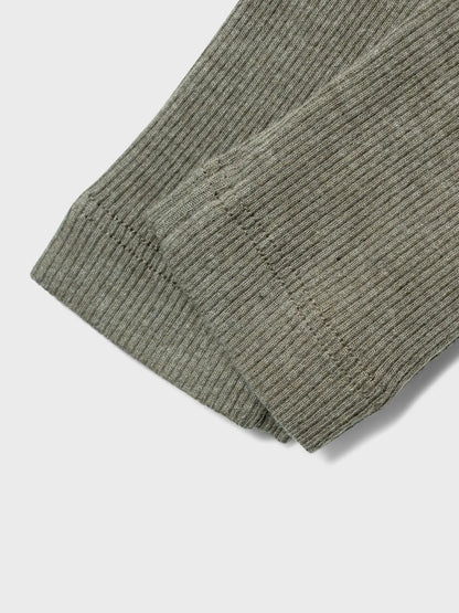 Nahaufnahme der Rippenstruktur und des elastischen Bundes der Leggings von name it
