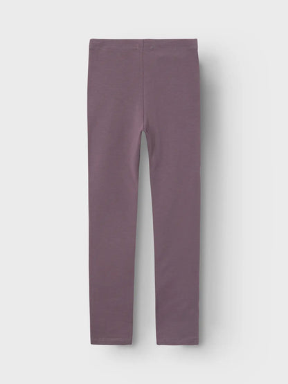 Rückansicht der warmen Lil'Atelier Leggings aus Sweatstoff in Lila – zu kaufen bei Bärechind in Winterthur, Zürich, Schweiz.