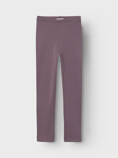 Vorderseite der gefütterten Name it Sweat-Leggings in Lila – erhältlich bei Bärechind in Winterthur, Zürich, Schweiz.