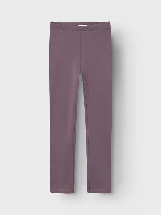 Vorderseite der gefütterten Name it Sweat-Leggings in Lila – erhältlich bei Bärechind in Winterthur, Zürich, Schweiz.
