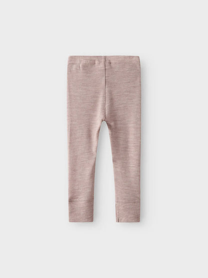 Rückansicht einer altrosa Baby-Wollleggings mit Bündchen – erhältlich bei Bärechind in Winterthur, Zürich, Schweiz.