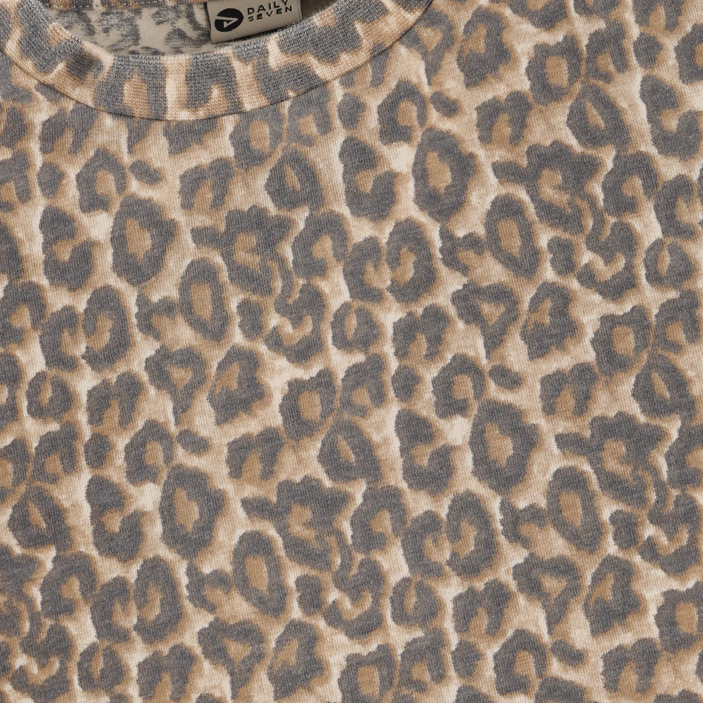 Detail Leo Muster Kinder T Shirt Baumwolle nachhaltige Kinderkleider Schweiz Kinderladen Winterthur Bärechind