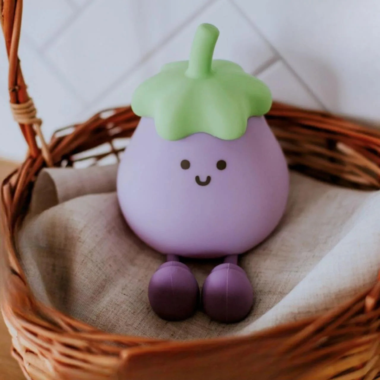 Warm leuchtende LED Auberginenlampe im Korb, Mary’s Nachtlicht, erhältlich im Bärechind Winterthur Zürich Schweiz.