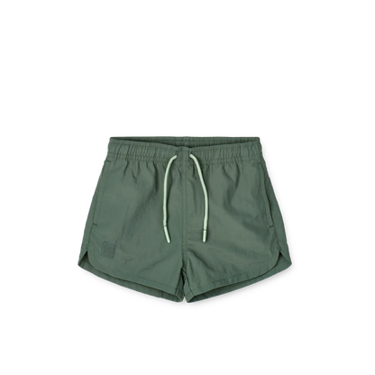 Liewood Aiden Board Shorts für Kinder in Garden Green. UV-Schutz UPF 40+, schnelltrocknend und mit elastischem Bund. Erhältlich in Winterthur, Zürich, Schweiz.