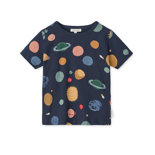 LIEWOOD Apia Kinder T-Shirt mit Weltall-Print – kurzärmeliges Shirt aus Bio-Baumwolle mit bunten Planeten, erhältlich bei Bärechind Winterthur.