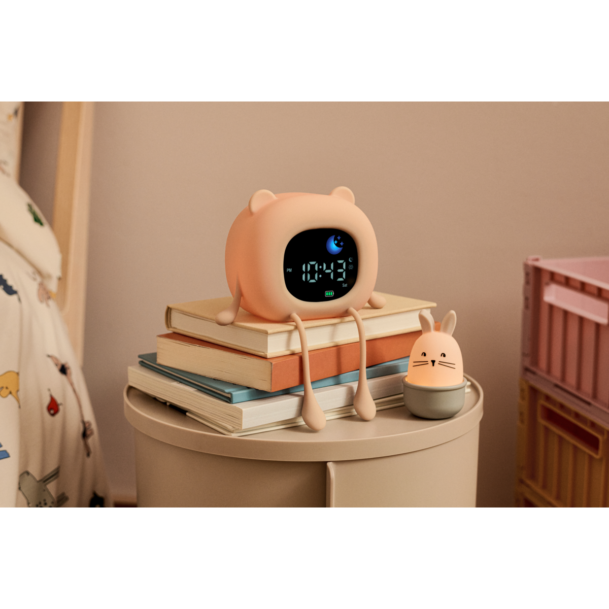 Liewood Dani Schlaftrainer mit Nachtlicht und Sound auf dem Nachttisch im Kinderzimmer