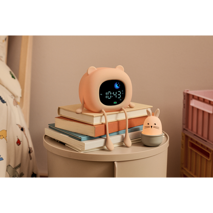 Liewood Dani Schlaftrainer mit Nachtlicht und Sound auf dem Nachttisch im Kinderzimmer