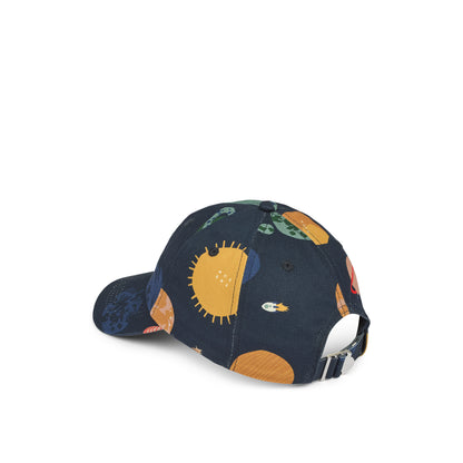 Rückansicht der Liewood Danny Cap – Kinder Cap mit Universum-Design in Navy, verstellbar, erhältlich bei Bärechind Winterthur.